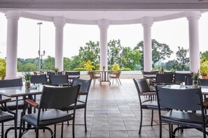 3 restaurants, breakfast, lunch, dinner served; international cuisine 