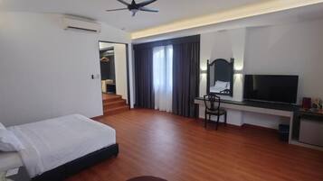 Una cassaforte in camera, tende oscuranti, ferro/asse da stiro