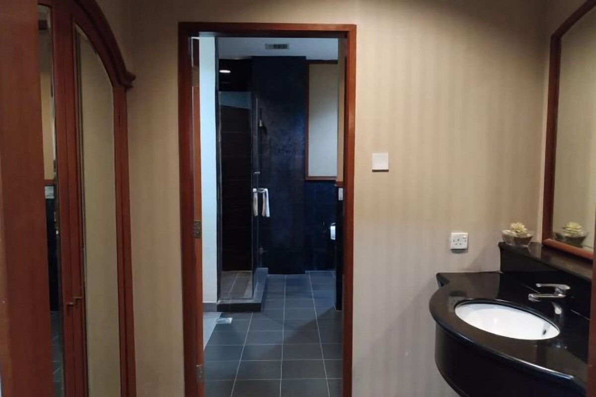 Bathroom | Separate tub and shower, free toiletries, hair dryer, bidet
