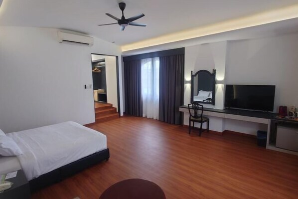 In-room safe, blackout curtains, iron/ironing board (on request) - Ponderosa Golf & Country Resort (Johor Bahru)