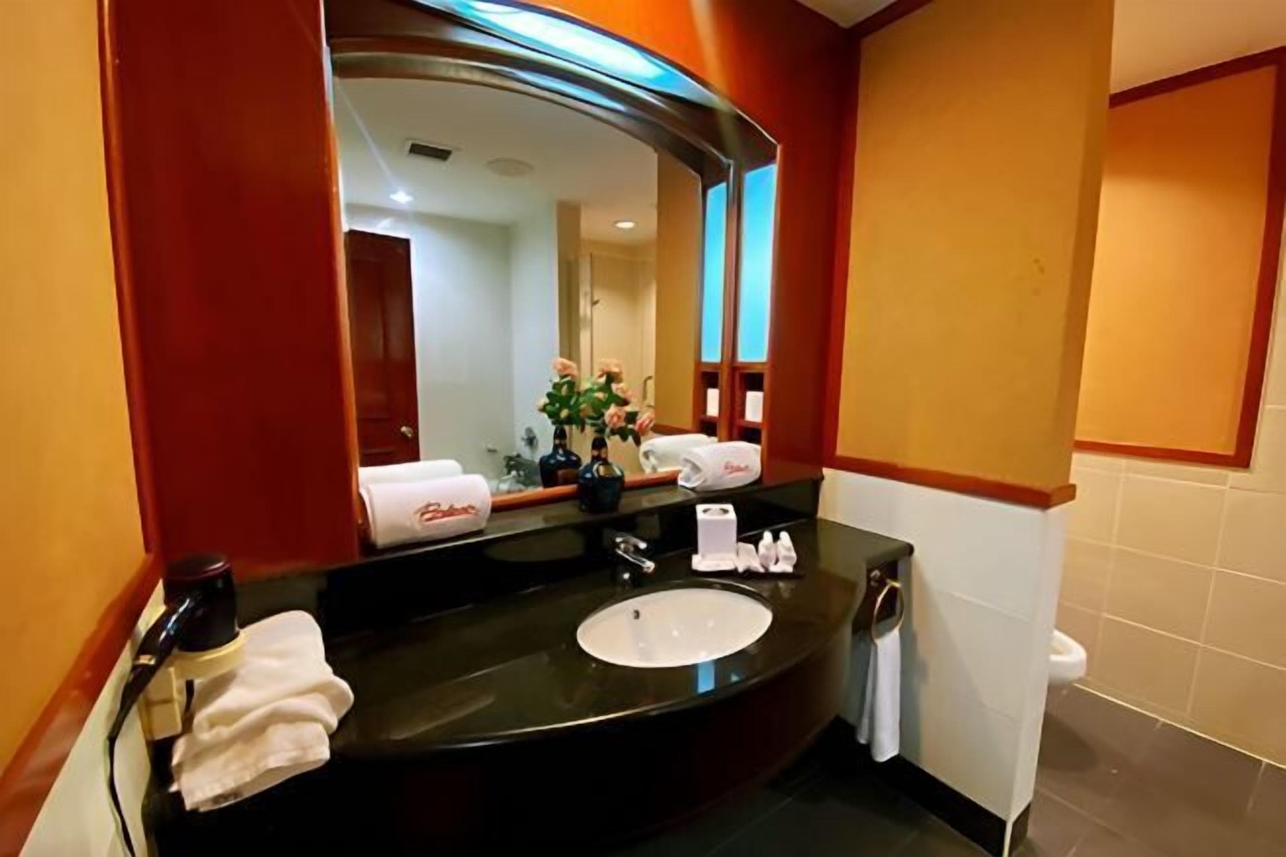 Cofres nos quartos, cortinas blackout, ferros/tábuas de passar roupa