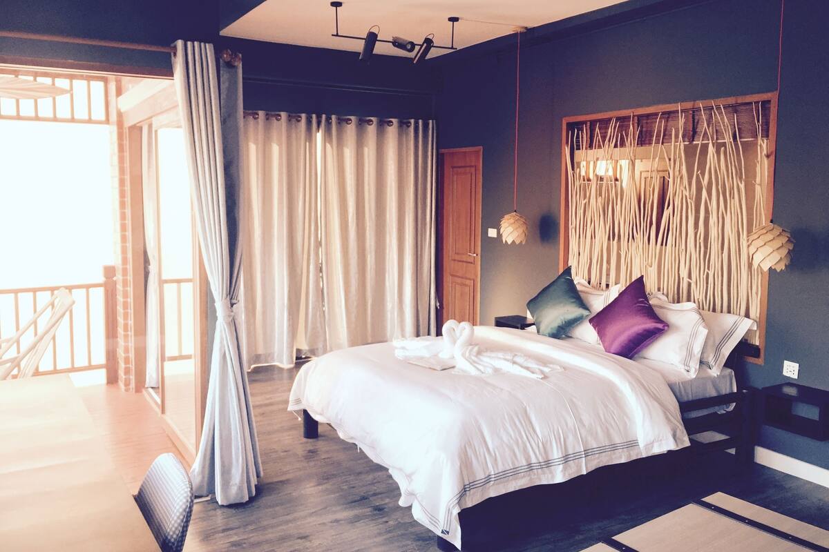 Deluxe-Suite, 1 Schlafzimmer, Nichtraucher, Stadtblick | Hochwertige Bettwaren, Minibar, Zimmersafe, Schreibtisch