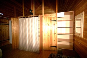 Casa, 2 habitaciones | Escritorio, tabla de planchar con plancha, cunas gratuitas