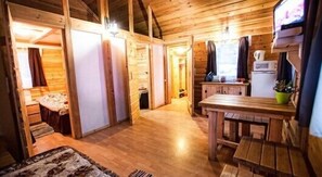 Casa, 2 habitaciones | Escritorio, tabla de planchar con plancha, cunas gratuitas