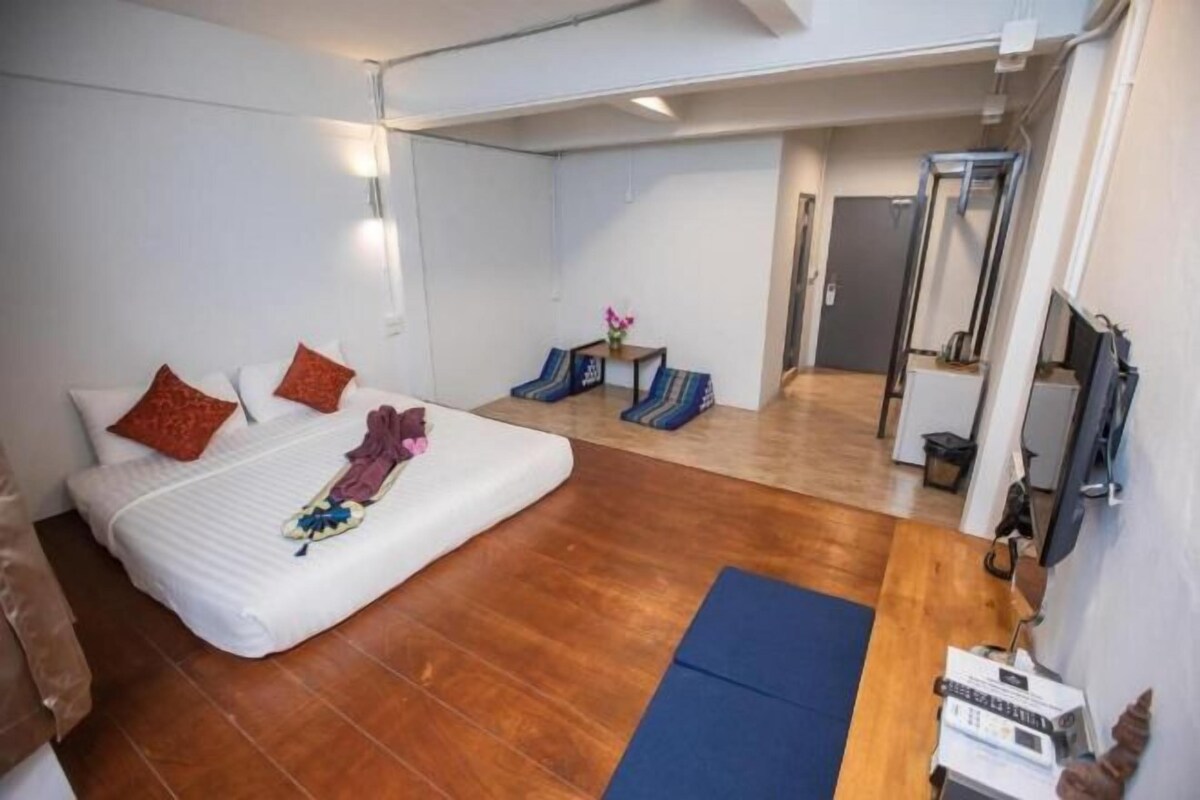 In-room safe, desk, blackout drapes, WiFi (free)