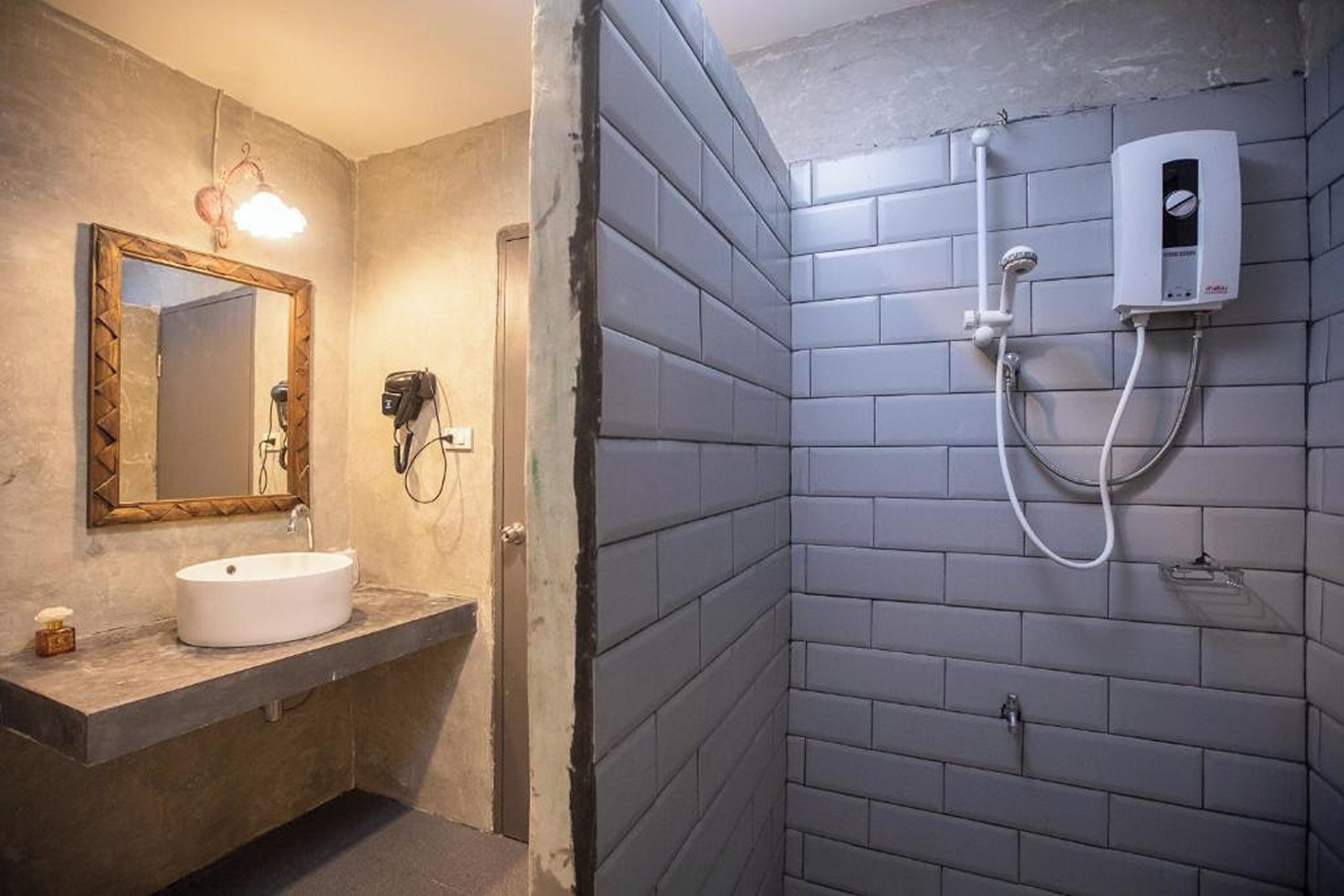 deluxe studio | bathroom | shower, free toiletries, hair dryer, towels