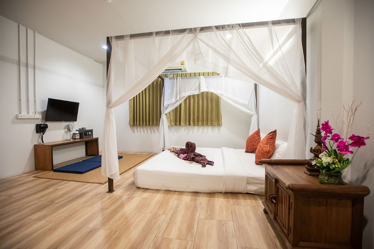 In-room safe, desk, blackout drapes, WiFi (free)
