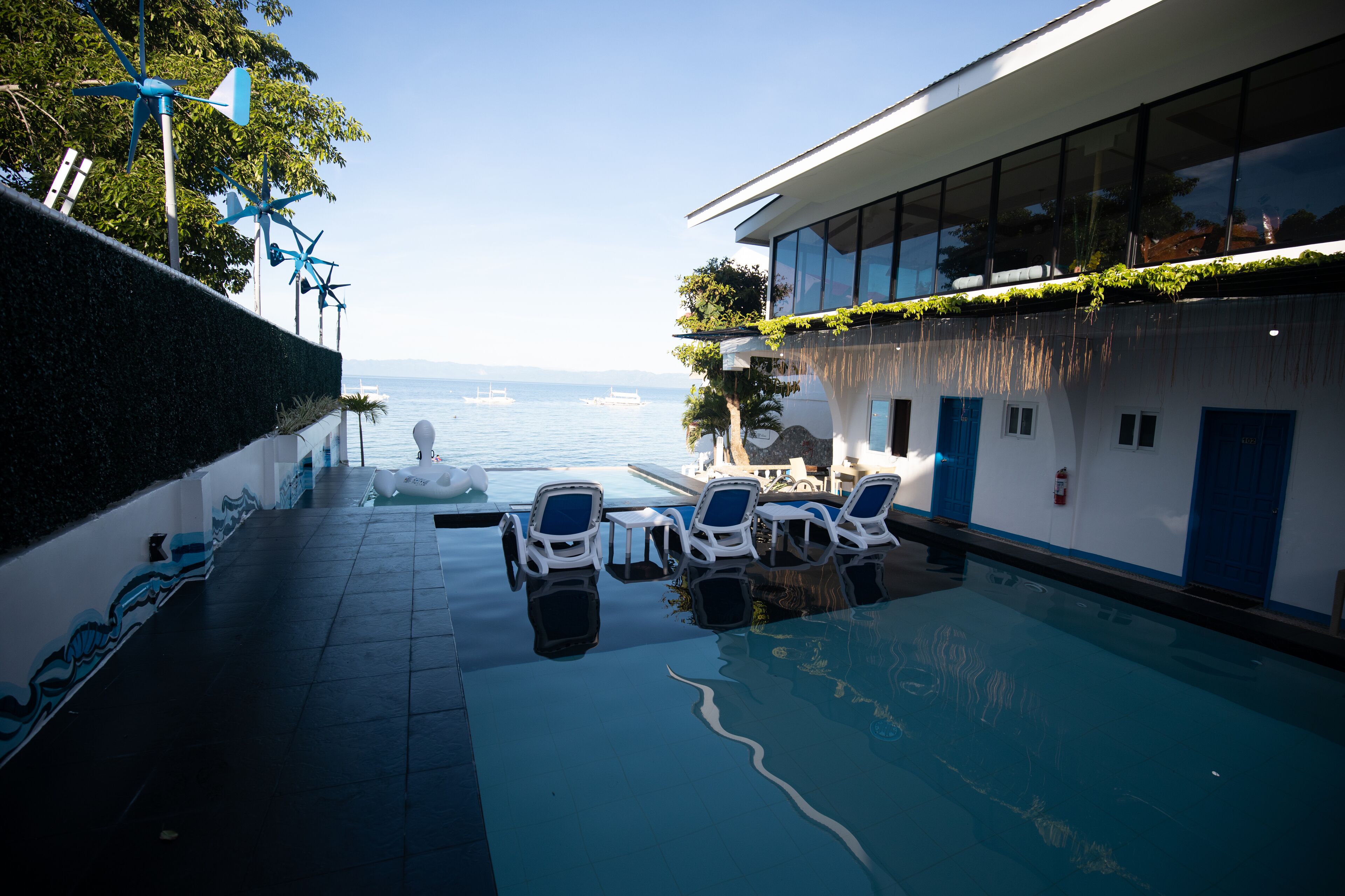 Utendørsbasseng og solsenger