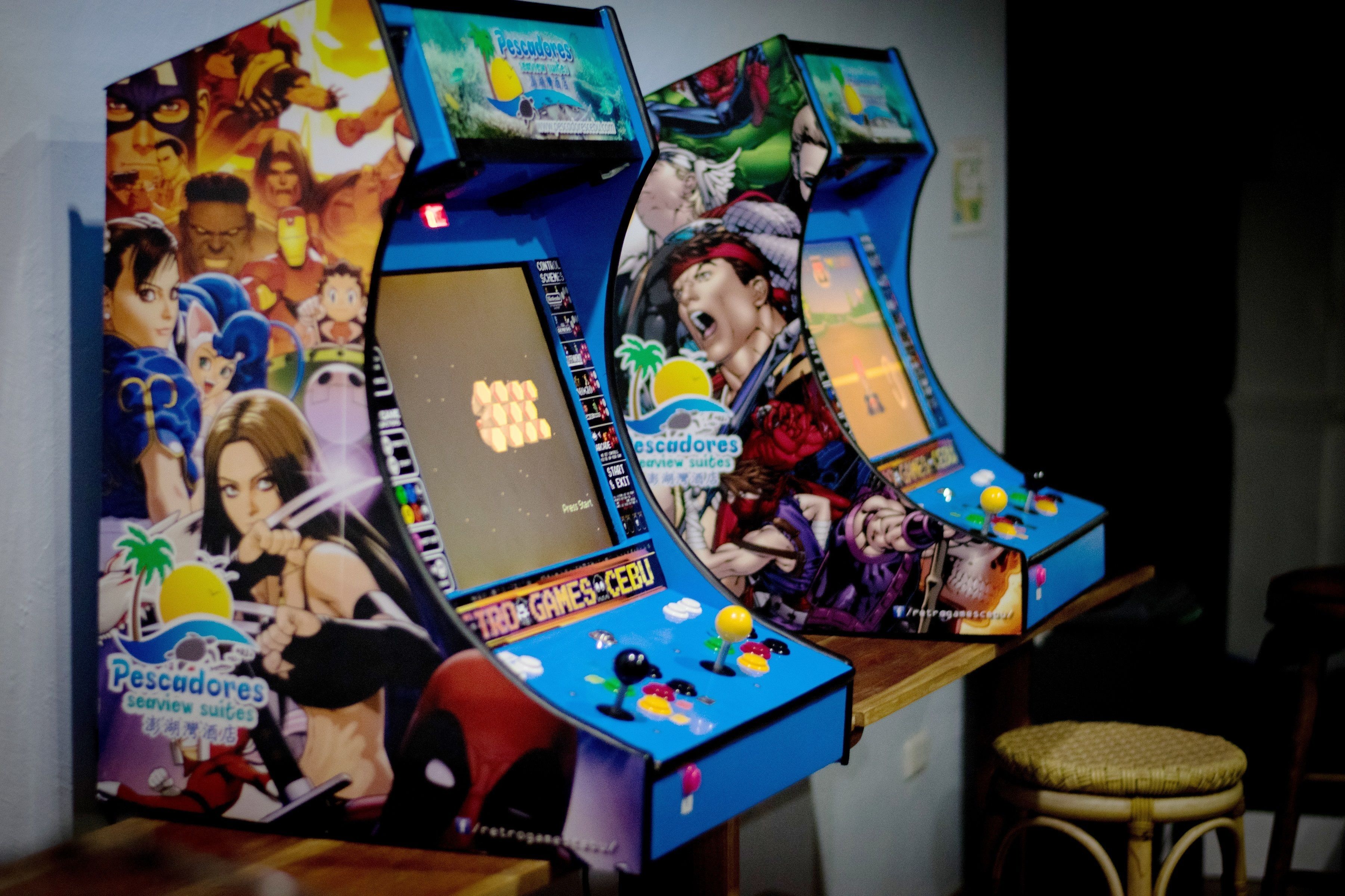 Een retro speelautomaat met opvallende kleuren en een joystick.