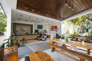 Lobby sitting area - Pescadores Suites Moalboal (Moalboal)