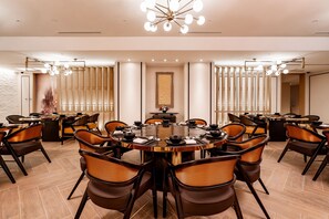 2 restaurantes, se sirven comidas, cenas y cocina europea moderna