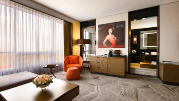 Junior Suite | Ruang tamu | TV LED