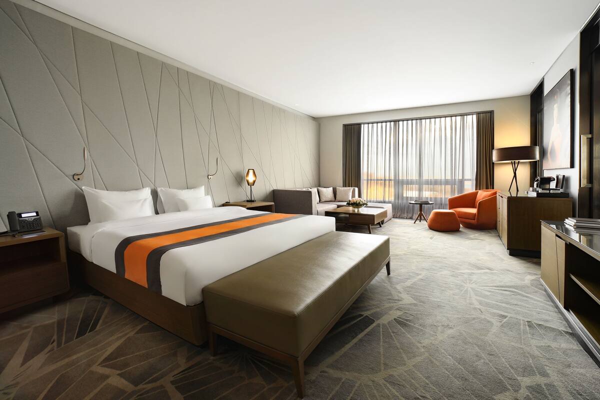 Junior Suite | Bar mini, peti besi dalam bilik, meja, langsir/tirai gelap terus