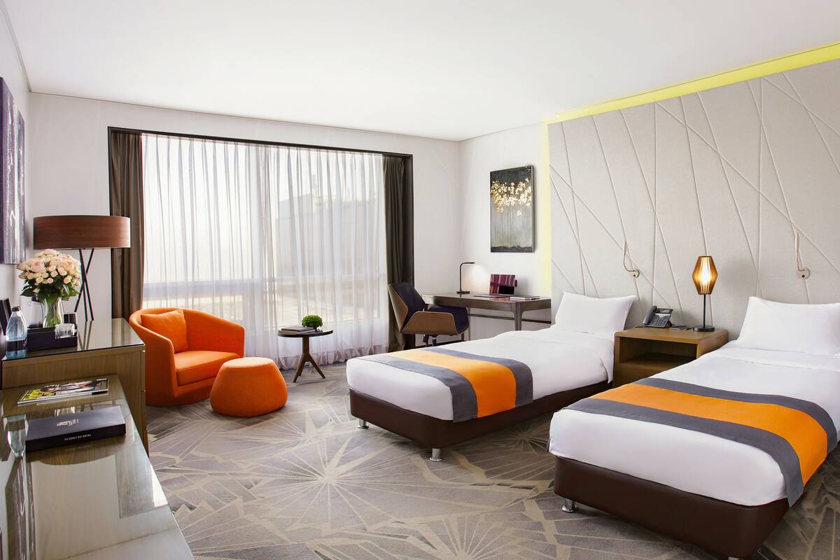 Deluxe Double Room | Bar mini, peti besi dalam bilik, meja, langsir/tirai gelap terus