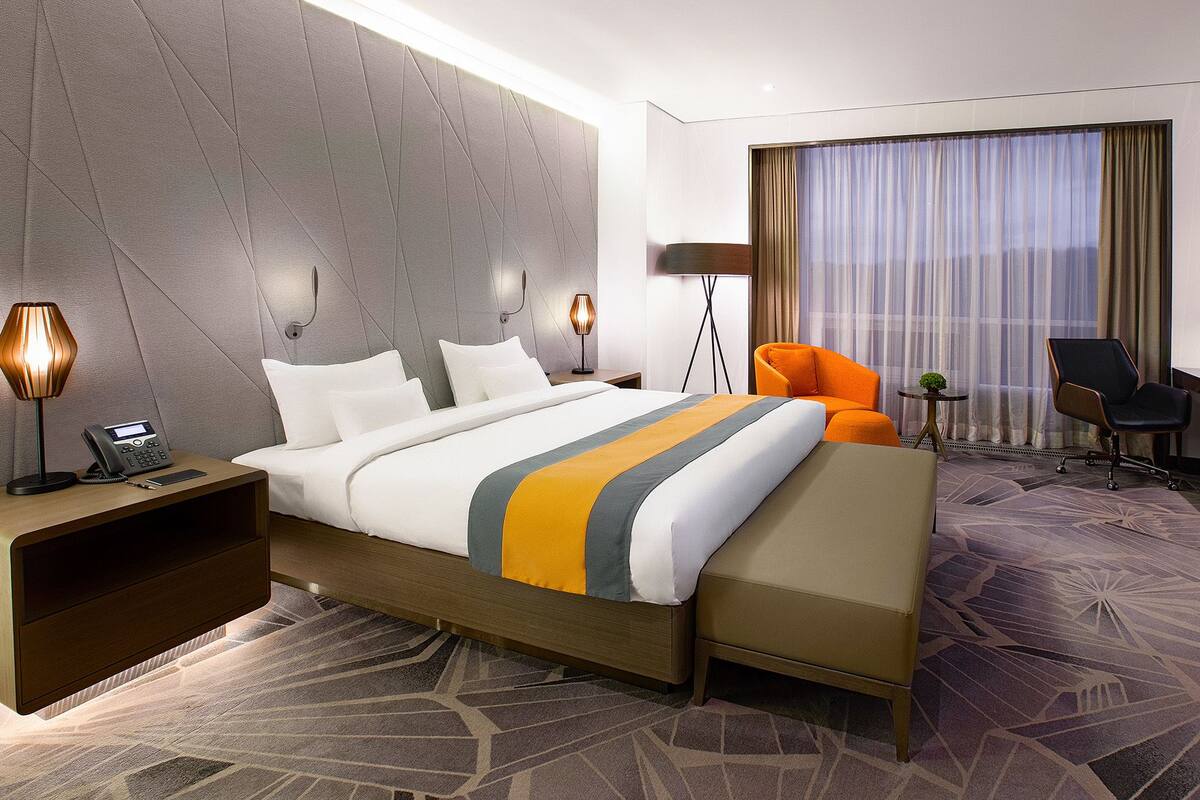 Deluxe Suite | Bar mini, peti besi dalam bilik, meja, langsir/tirai gelap terus