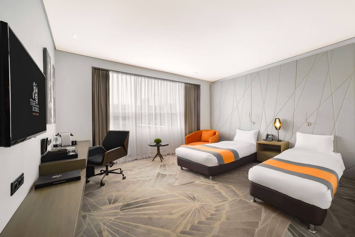 Standard Double Room | Bar mini, peti besi dalam bilik, meja, langsir/tirai gelap terus