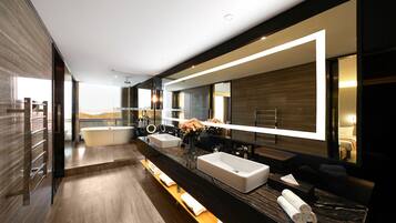 Junior Suite | Bilik Mandi | Tab mandi rendaman dalam, hulu semburan mandi hujan