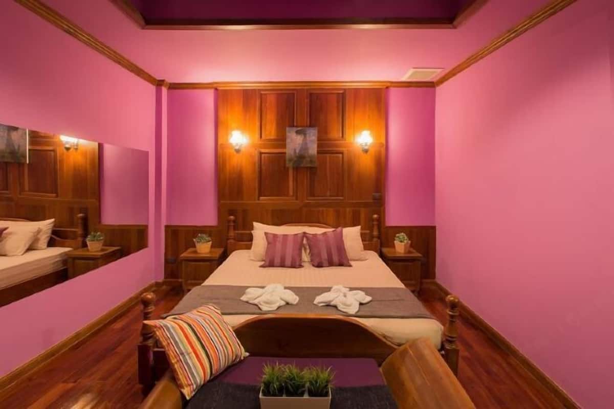 Hypo-allergenic bedding, blackout drapes, free WiFi, bed sheets