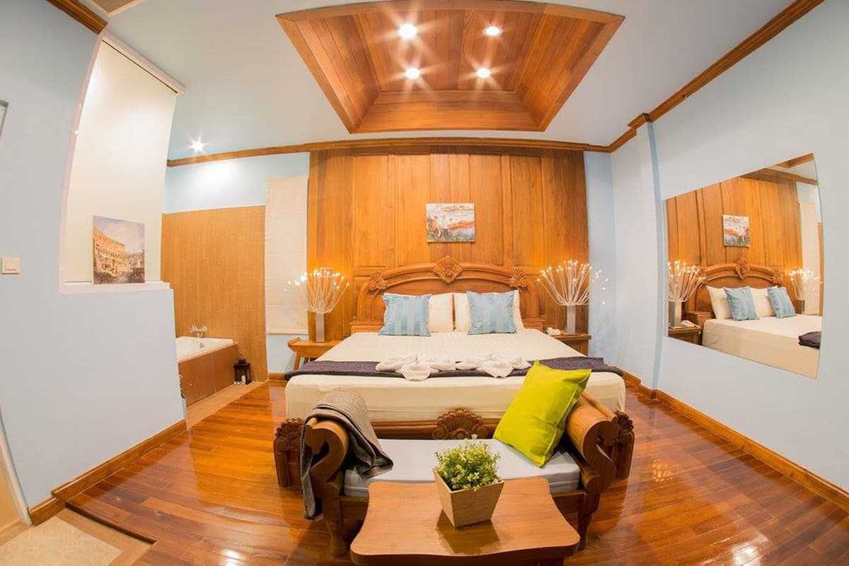 Duplex Room | Hypo-allergenic bedding, blackout drapes, free WiFi, bed sheets
