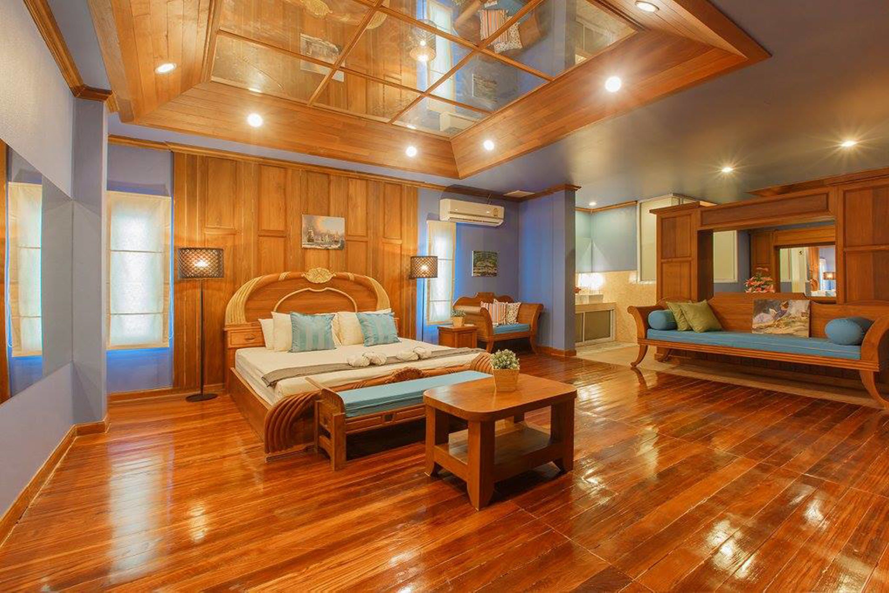 Grand Duplex | Hypo-allergenic bedding, blackout drapes, free WiFi, bed sheets