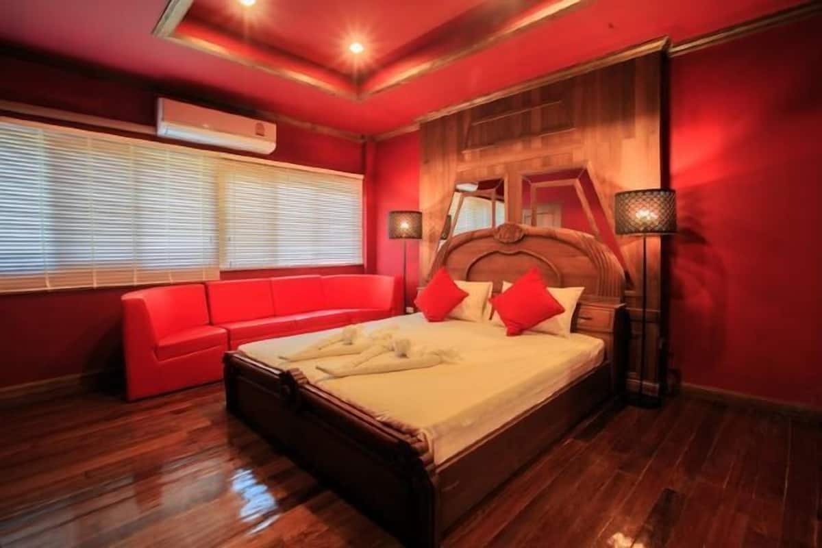 Hypo-allergenic bedding, blackout drapes, free WiFi, bed sheets