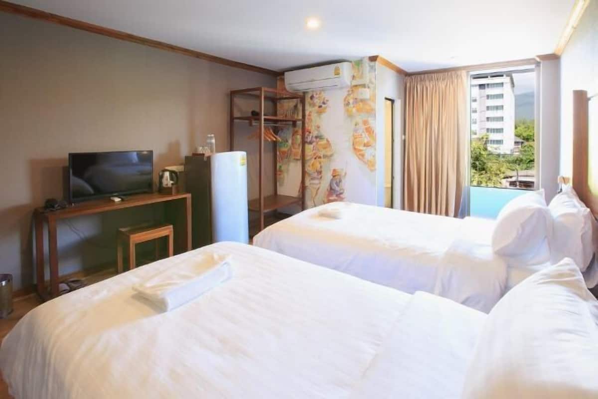 Hypo-allergenic bedding, blackout drapes, free WiFi, bed sheets