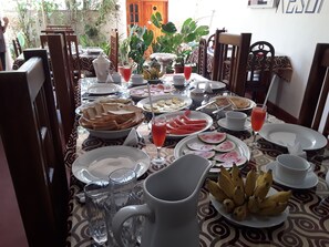 Tägliches kontinentales Frühstück (4.50 USD pro Person)