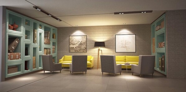Un vestíbulo moderno con muebles de color aguamarina, un sofá amarillo y dos sillones.