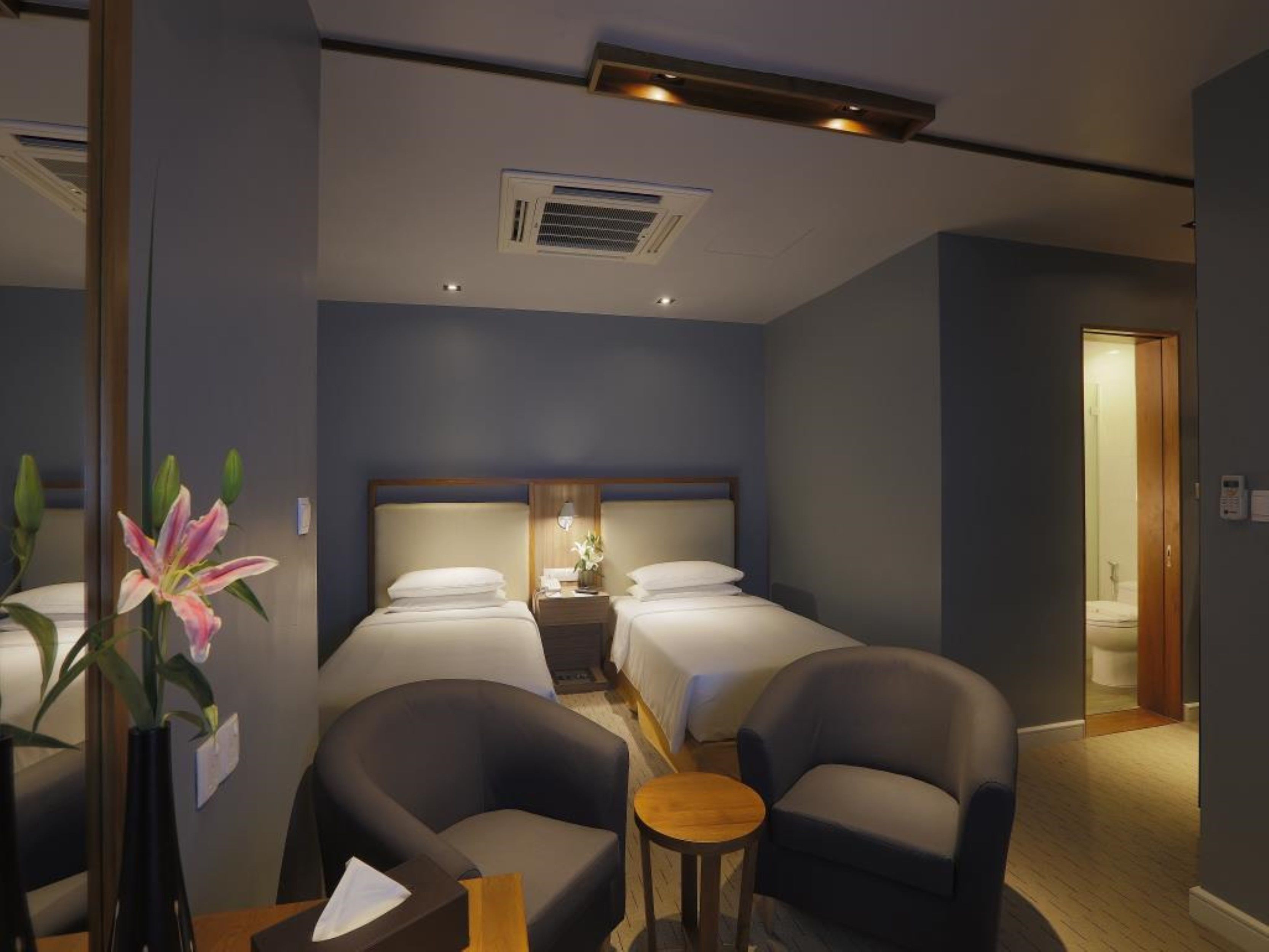 deluxe double or twin room | 1 bedroom, minibar, in-room safe, desk