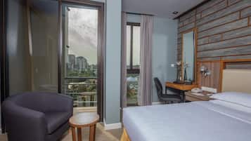 Executive Deluxe Room | Minibar, in-room safe, desk, iron/ironing board