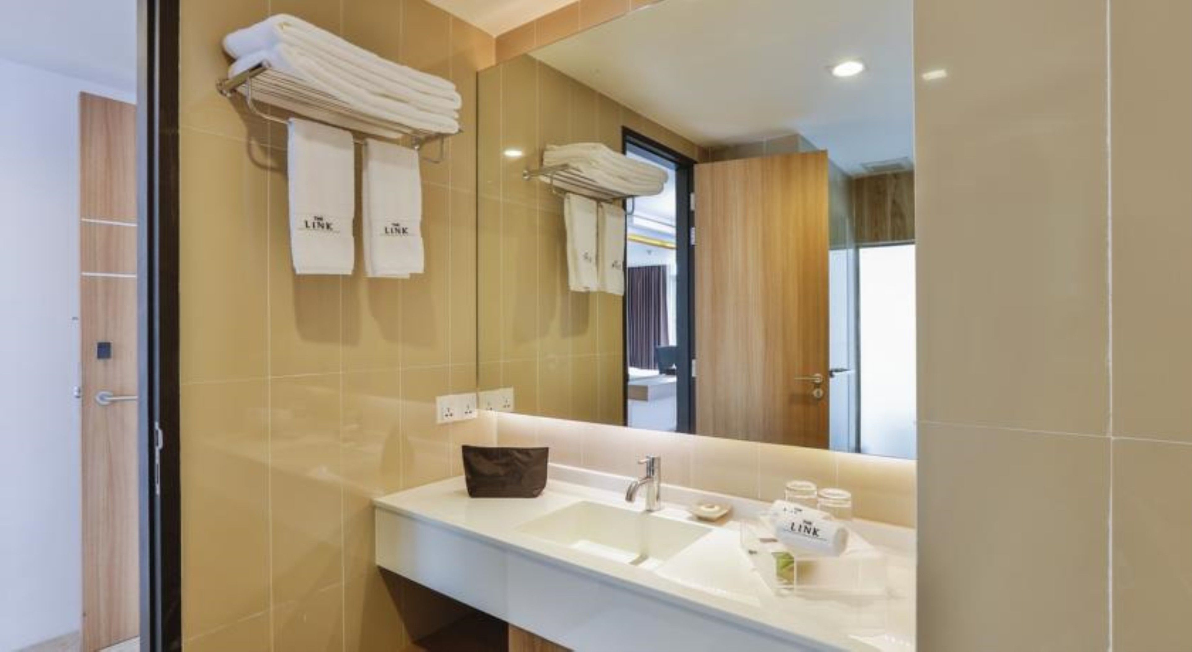 deluxe double or twin room | bathroom | shower, free toiletries, hair dryer, slippers