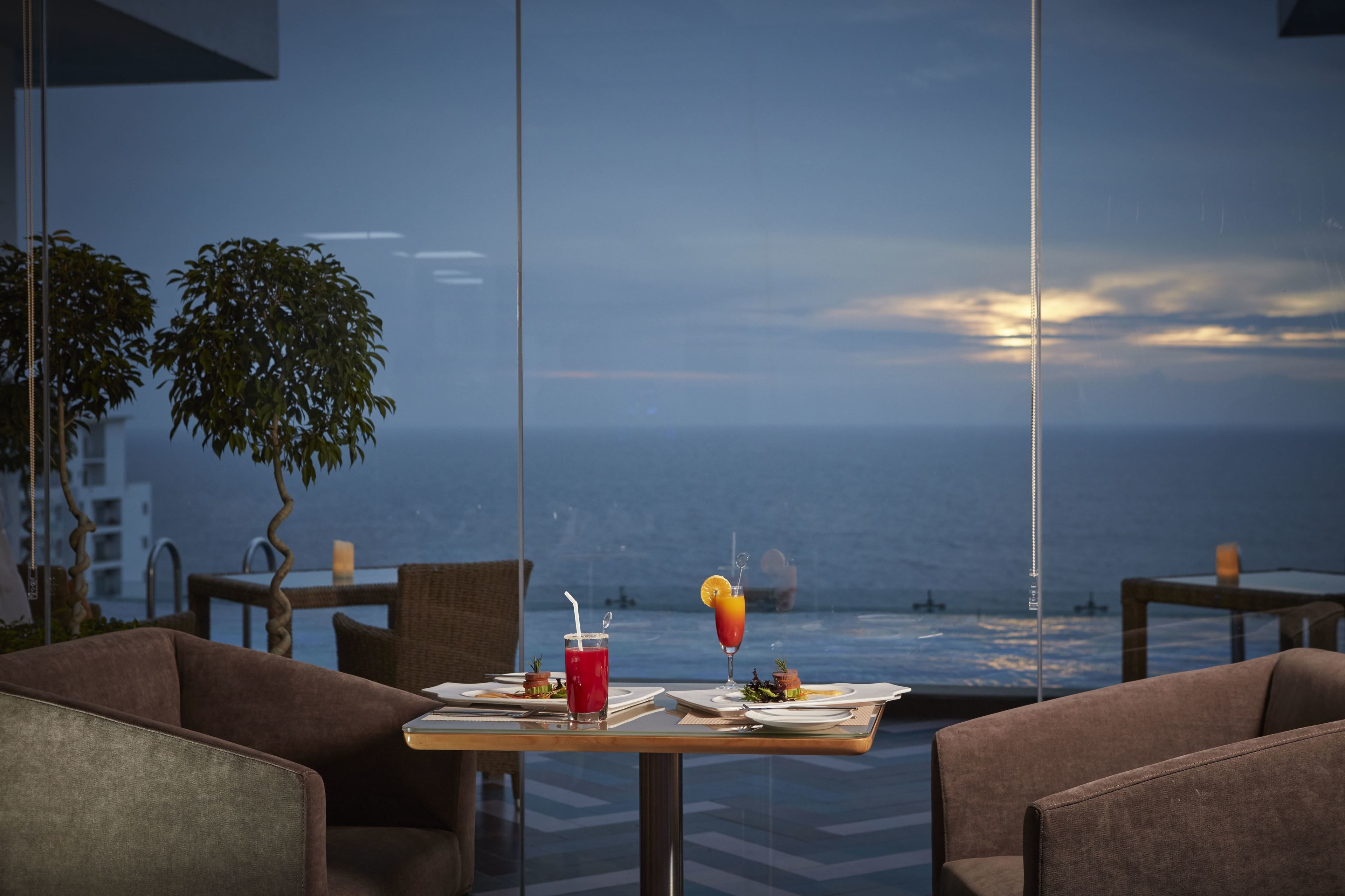 Petit déjeuner, déjeuner et dîner servis sur place, vue sur la piscine