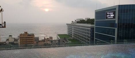 Un edificio moderno con fachada de vidrio y vista al mar.