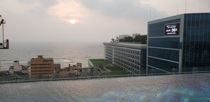 Outdoor pool, open 8:00 AM to 8:00 PM, sun loungers, lifeguards on site - Mandarina Colombo (Colombo)