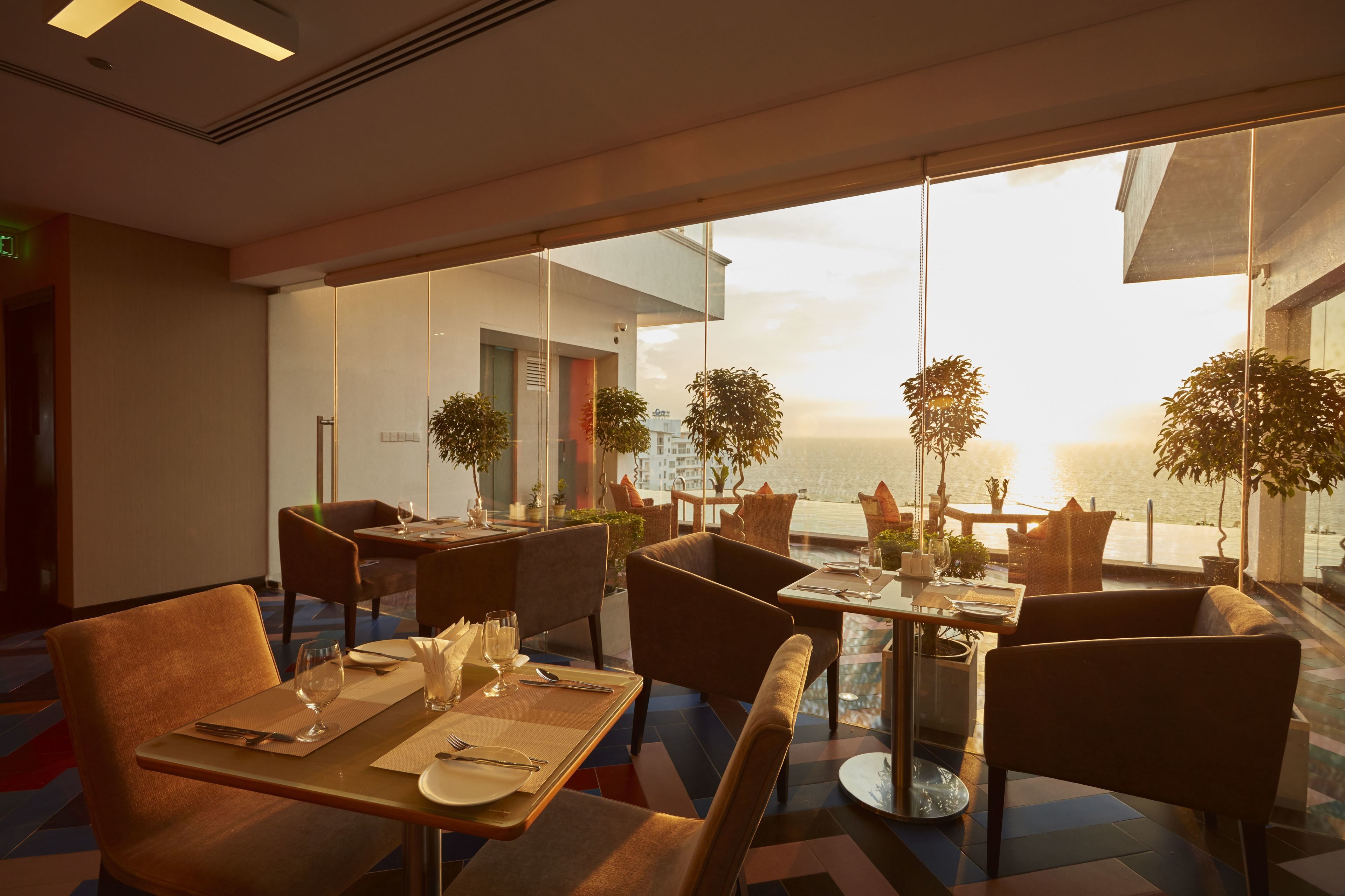 Se sirven desayunos y cocina internacional (con vistas a la piscina) 