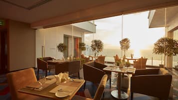 Se sirven desayunos y cocina internacional (con vistas a la piscina)