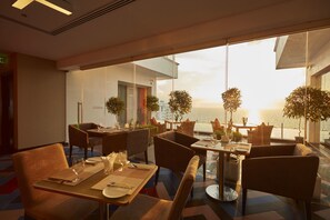 Se sirven desayunos y cocina internacional, junto a la piscina 