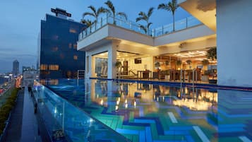 屋外プール、営業時間 8:00 ~ 20:00、サンラウンジャー、ライフガード配置
