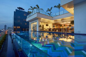 Outdoor pool, open 8:00 AM to 8:00 PM, sun loungers, lifeguards on site - Mandarina Colombo (Colombo)