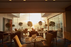 Breakfast, lunch, dinner served; international cuisine, pool views  - Mandarina Colombo (Colombo)