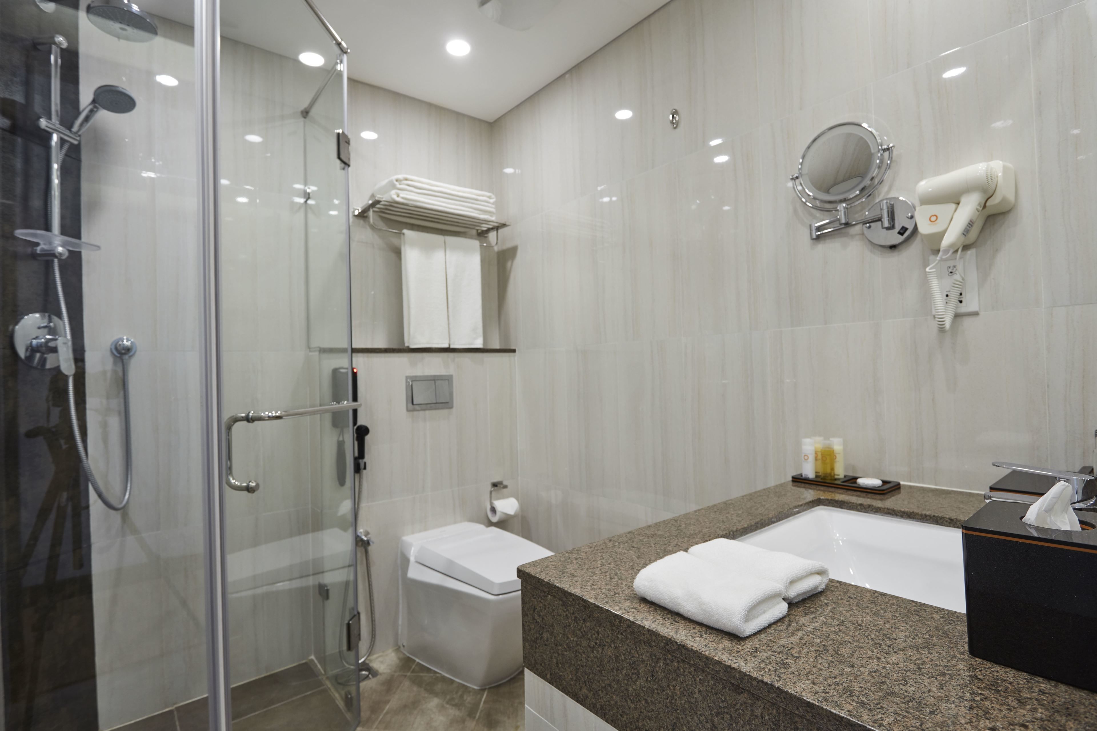 shower, rainfall showerhead, free toiletries, hair dryer