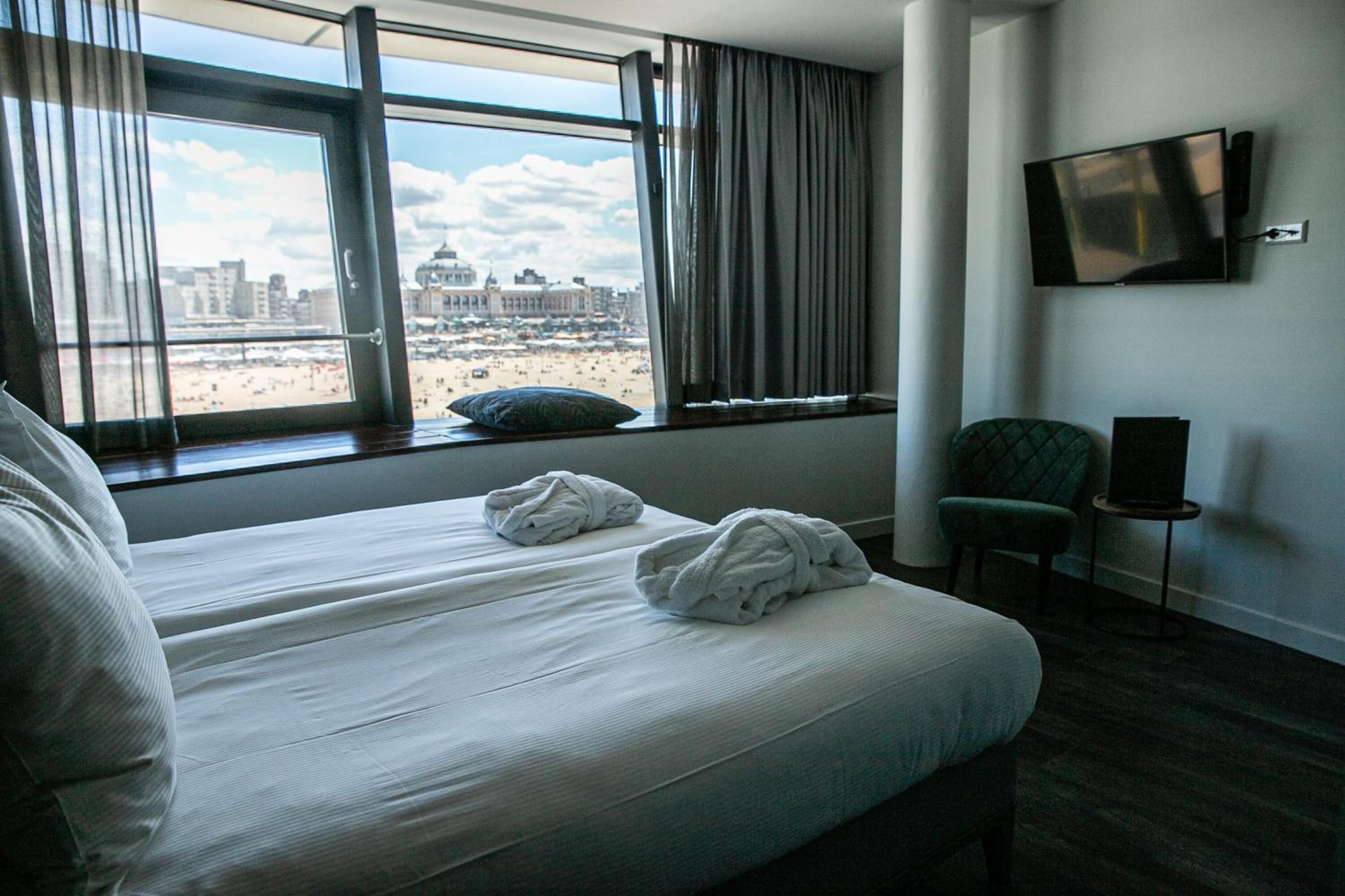 minibar, soundproofing, free wifi, bed sheets