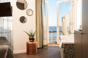 Minibar, soundproofing, free WiFi, bed sheets - De Pier Suites (The Hague)