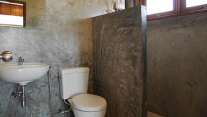 A bathroom with a white sink, toilet, and a window. - Nature Home (Ko Pha-ngan)