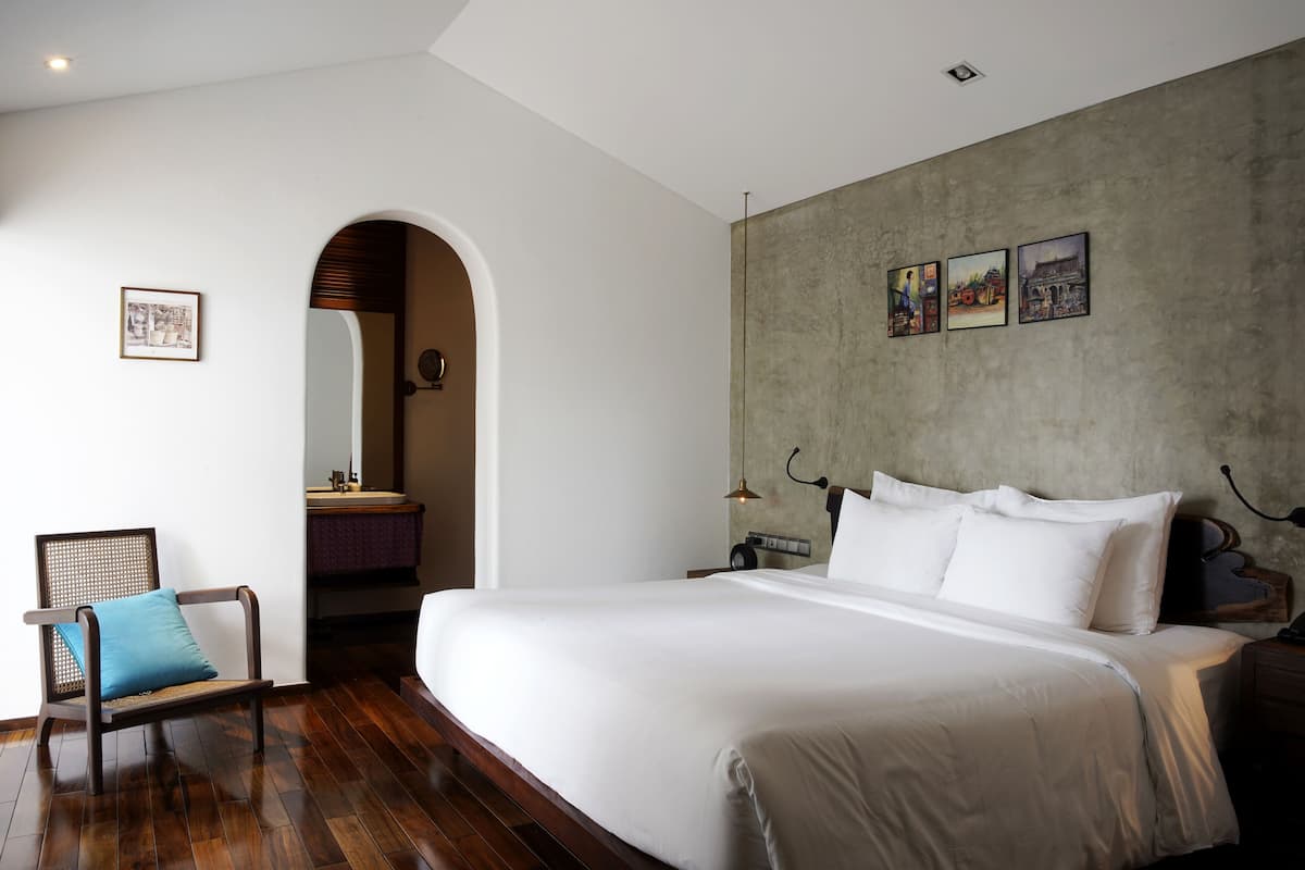 Habitación doble, balcón (Verdant Calm) | Área de sala de estar | Televisión LED de 40 pulgadas con canales por cable y televisión