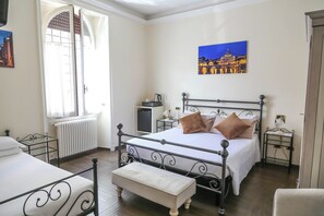 Minibar, in-room safe, desk, iron/ironing board - Villa Matissa (Rome)