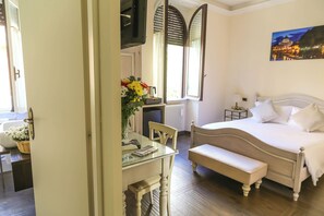Classic Double Room | Minibar, in-room safe, desk, iron/ironing board - Villa Matissa (Rome)