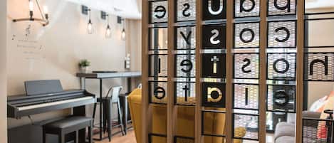 Coin salon dans le hall