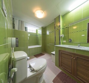 Private Friends for 4 people | Kamar mandi | Perlengkapan mandi gratis dan handuk