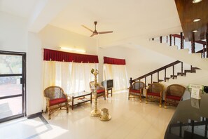 Lobby sitting area - Treebo Moonlight (Thiruvananthapuram)
